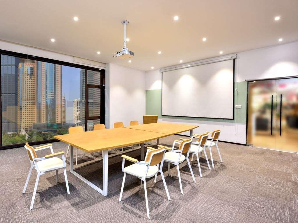 Hotel Ibis New Hongqiao 3*